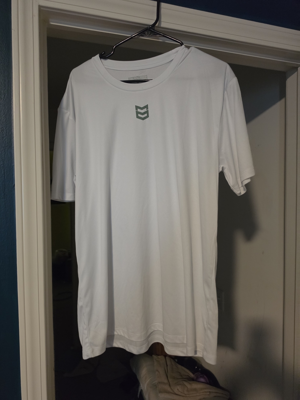 Men's White Short-Sleeve Performance Tee with Subtle Crest